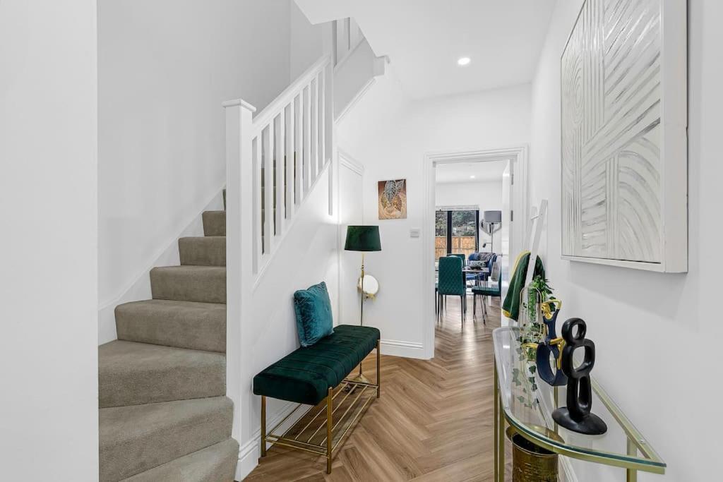 West Garden Luxury Near Elizabeth Line Apartment London