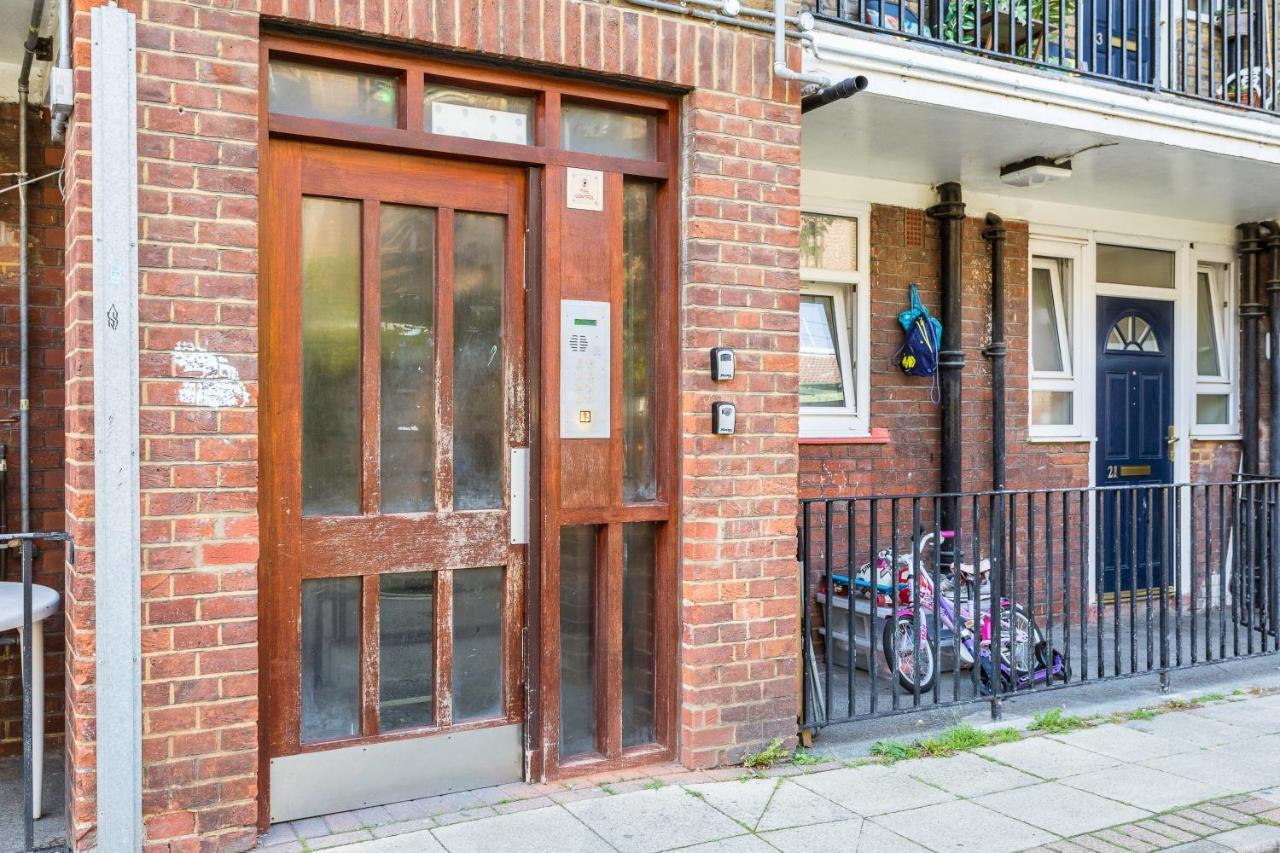 West Kensington Balcony Flat Beside Queens Club * London