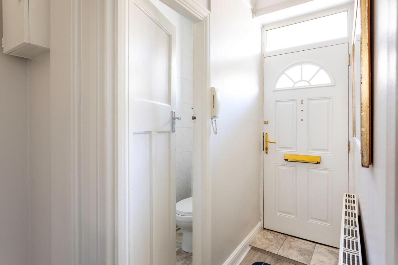 Apartment West Kensington Balcony Flat Beside Queens Club London