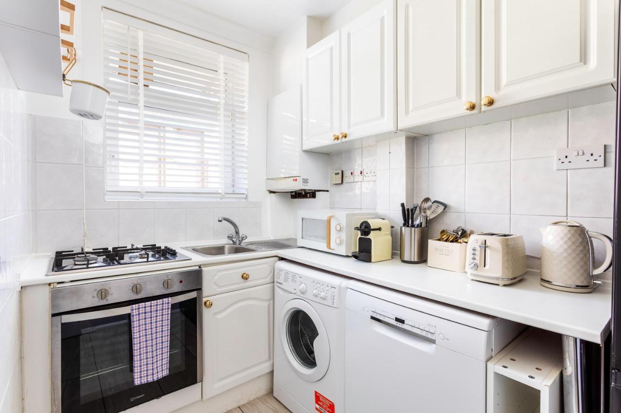 West Kensington Balcony Flat Beside Queens Club Apartment London