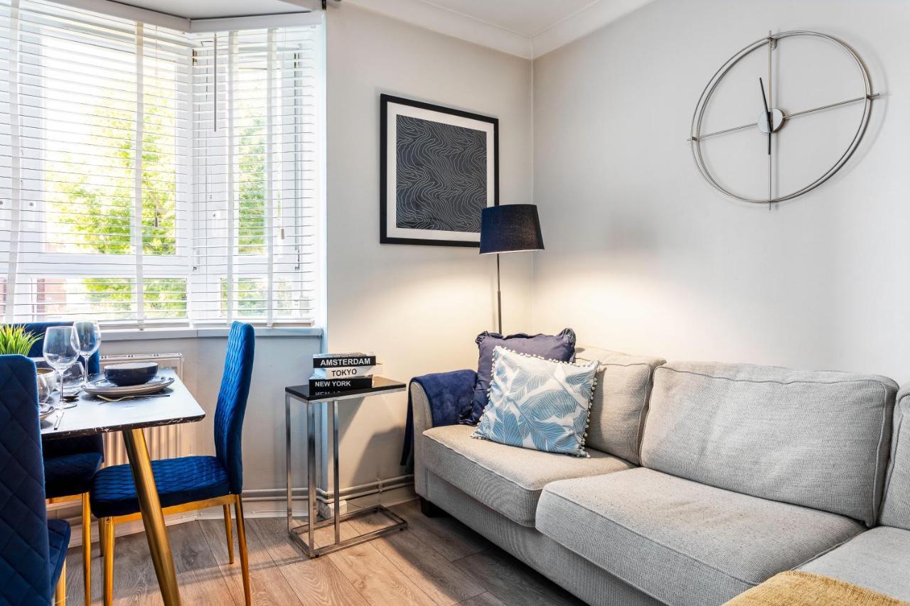 West Kensington Balcony Flat Beside Queens Club * London