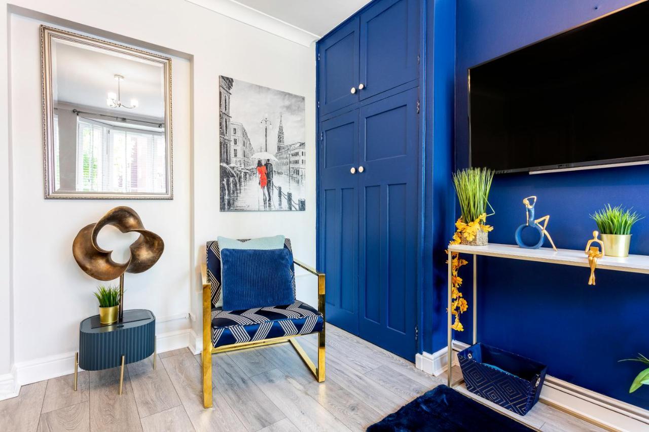 West Kensington Balcony Flat Beside Queens Club London