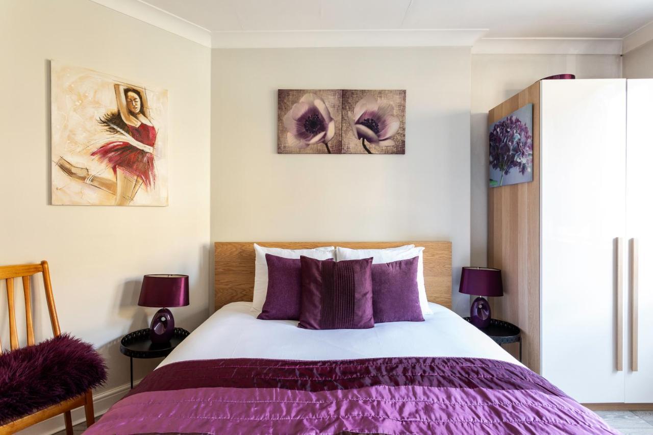 West Kensington Balcony Flat Beside Queens Club * London