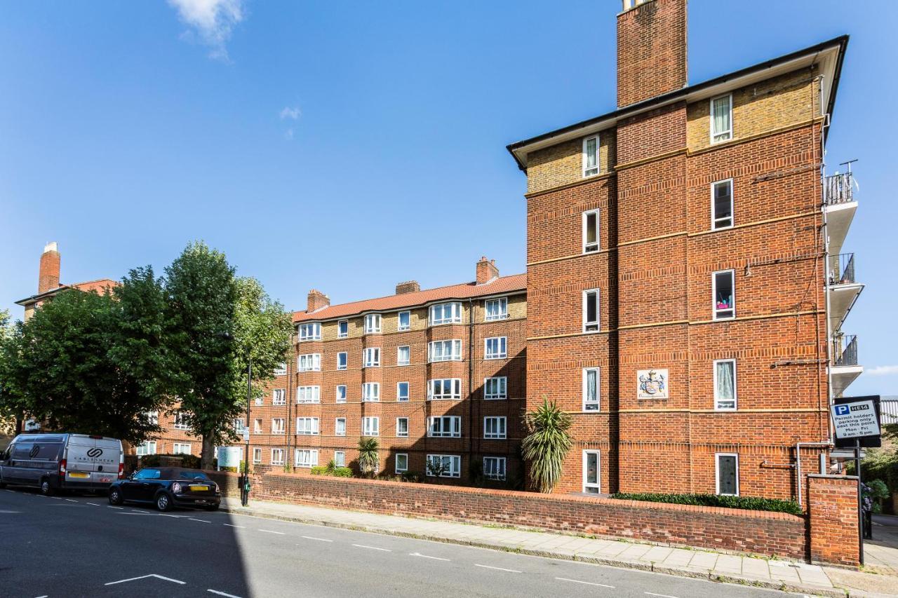 West Kensington Balcony Flat Beside Queens Club * London