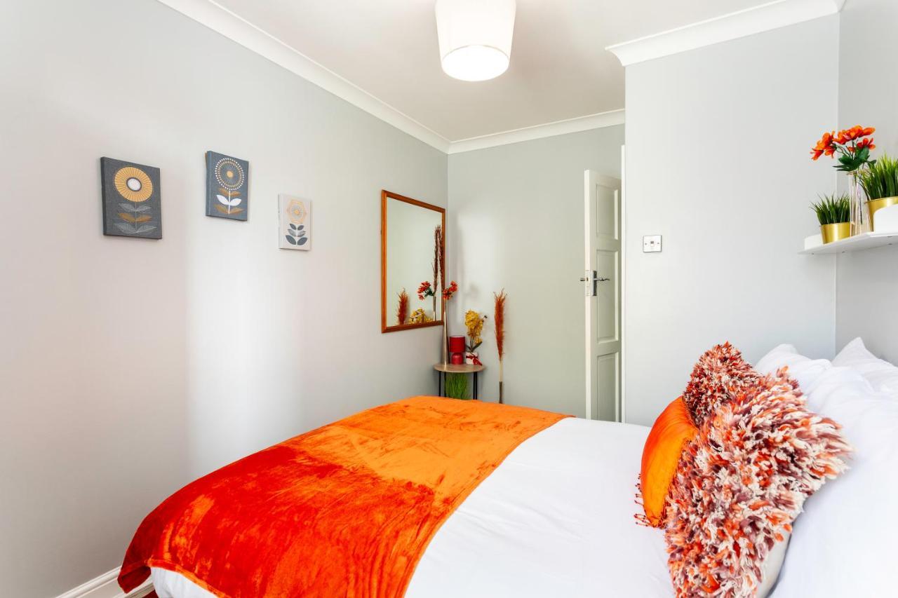 West Kensington Balcony Flat Beside Queens Club London