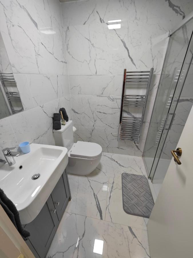 2 Bedroom Flat In Wood Piccadilly Line Appartement