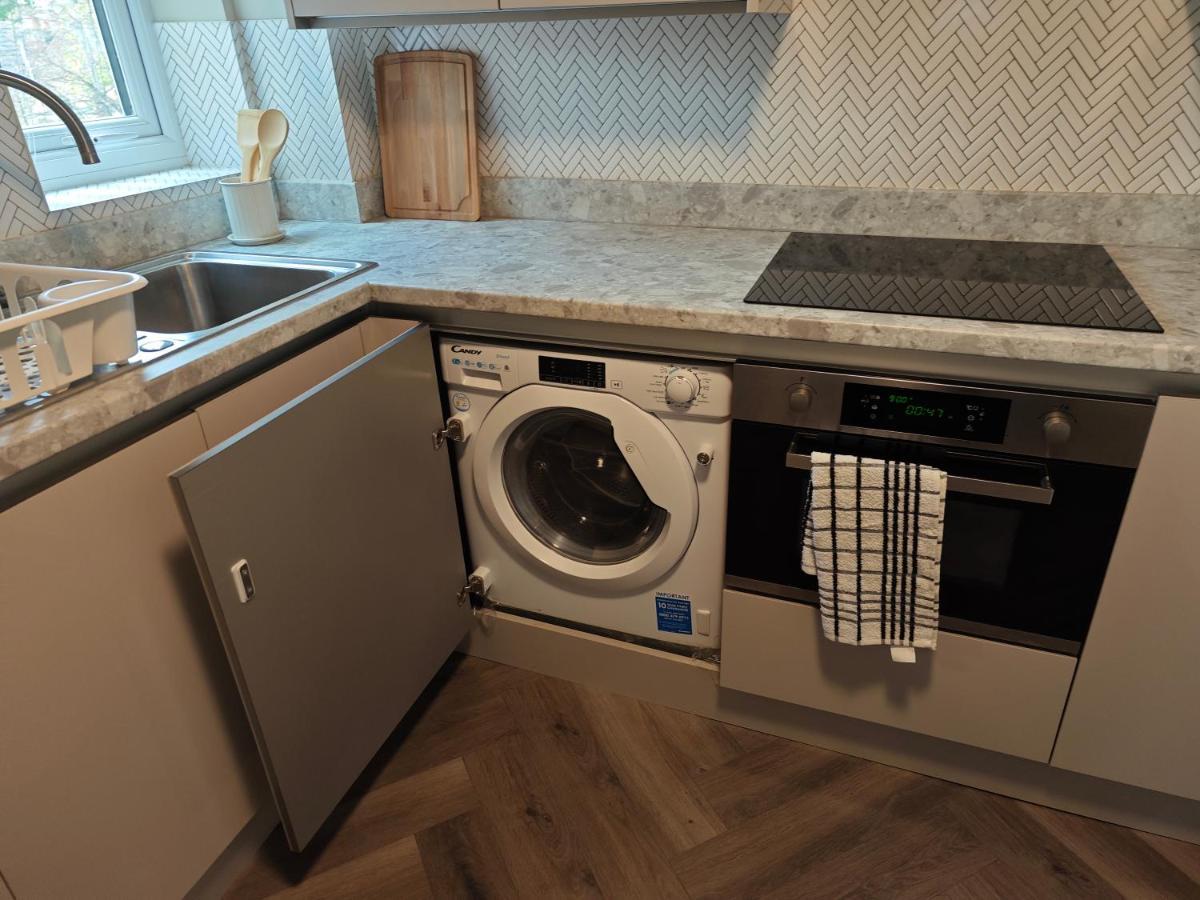 2 Bedroom Flat In Wood Piccadilly Line *