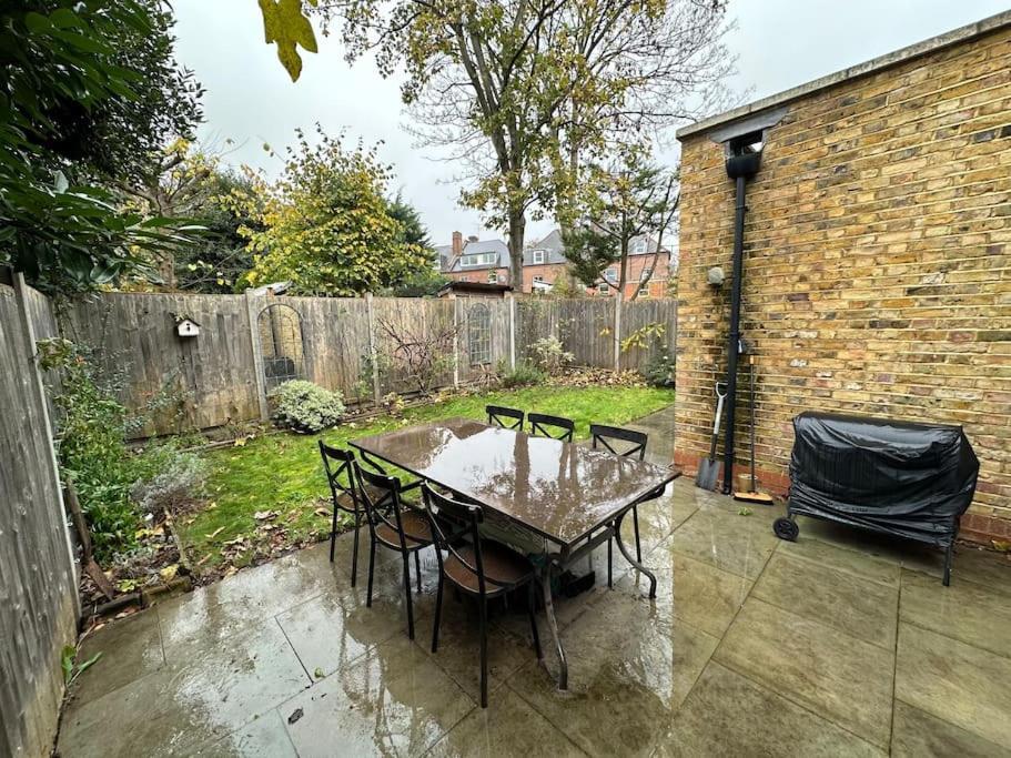2 Bed Garden - Piccadilly Line Lägenhet London