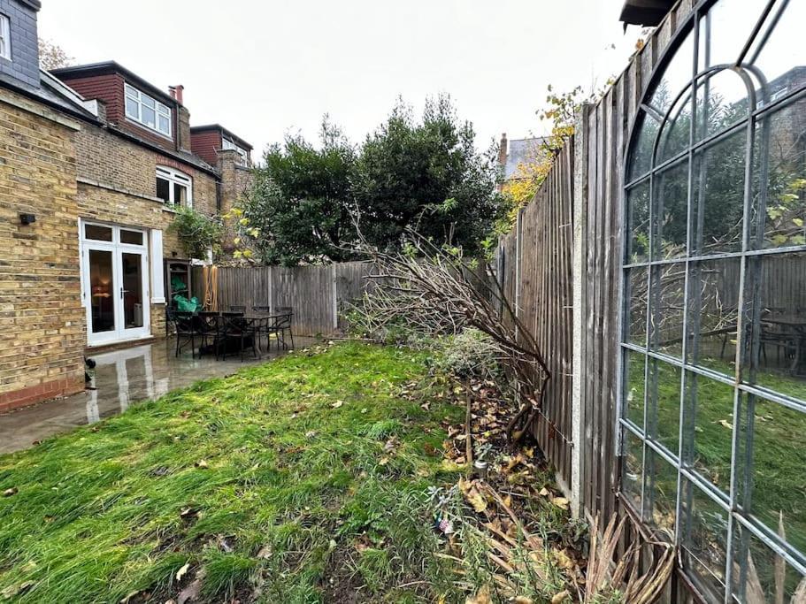 2 Bed Garden - Piccadilly Line Lägenhet London