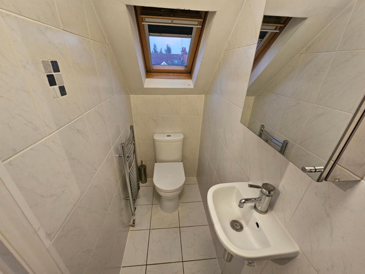 Large 4 Bedrooms Golders Appartamento Londra