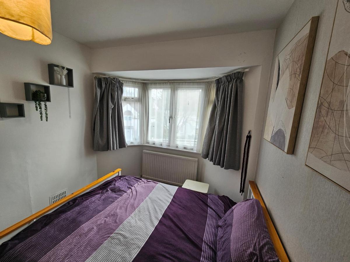 Large 4 Bedrooms Golders Londra