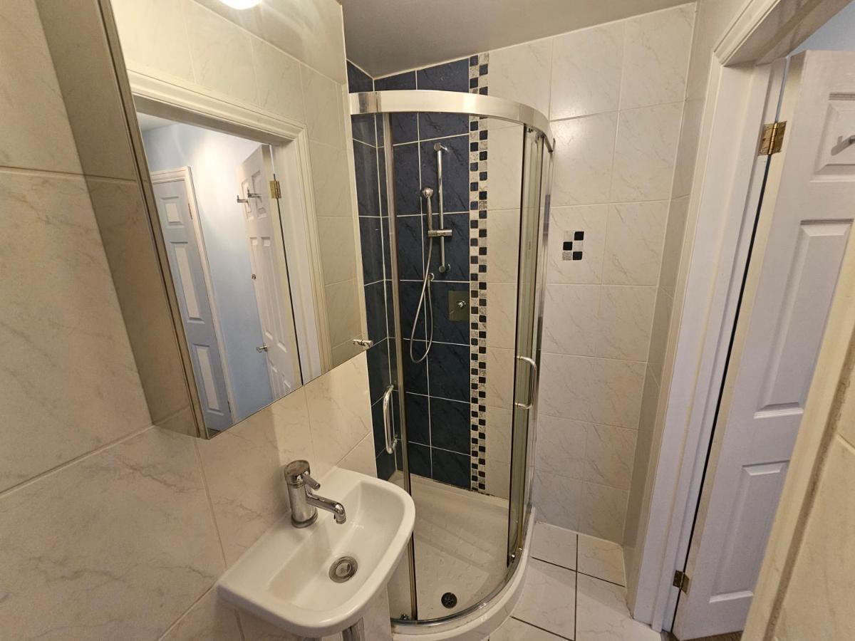 Large 4 Bedrooms Golders Appartamento