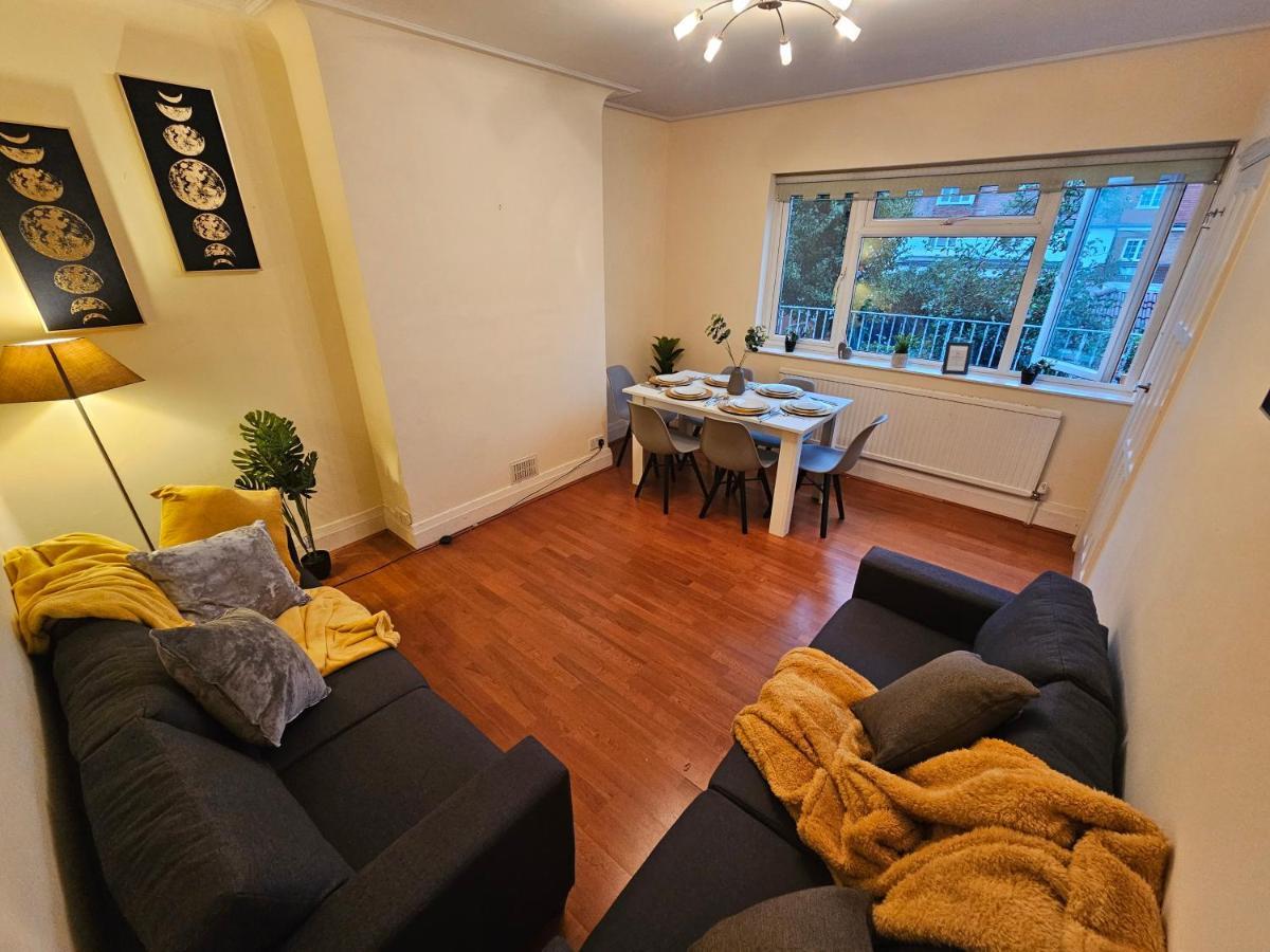 Large 4 Bedrooms Golders * Londra