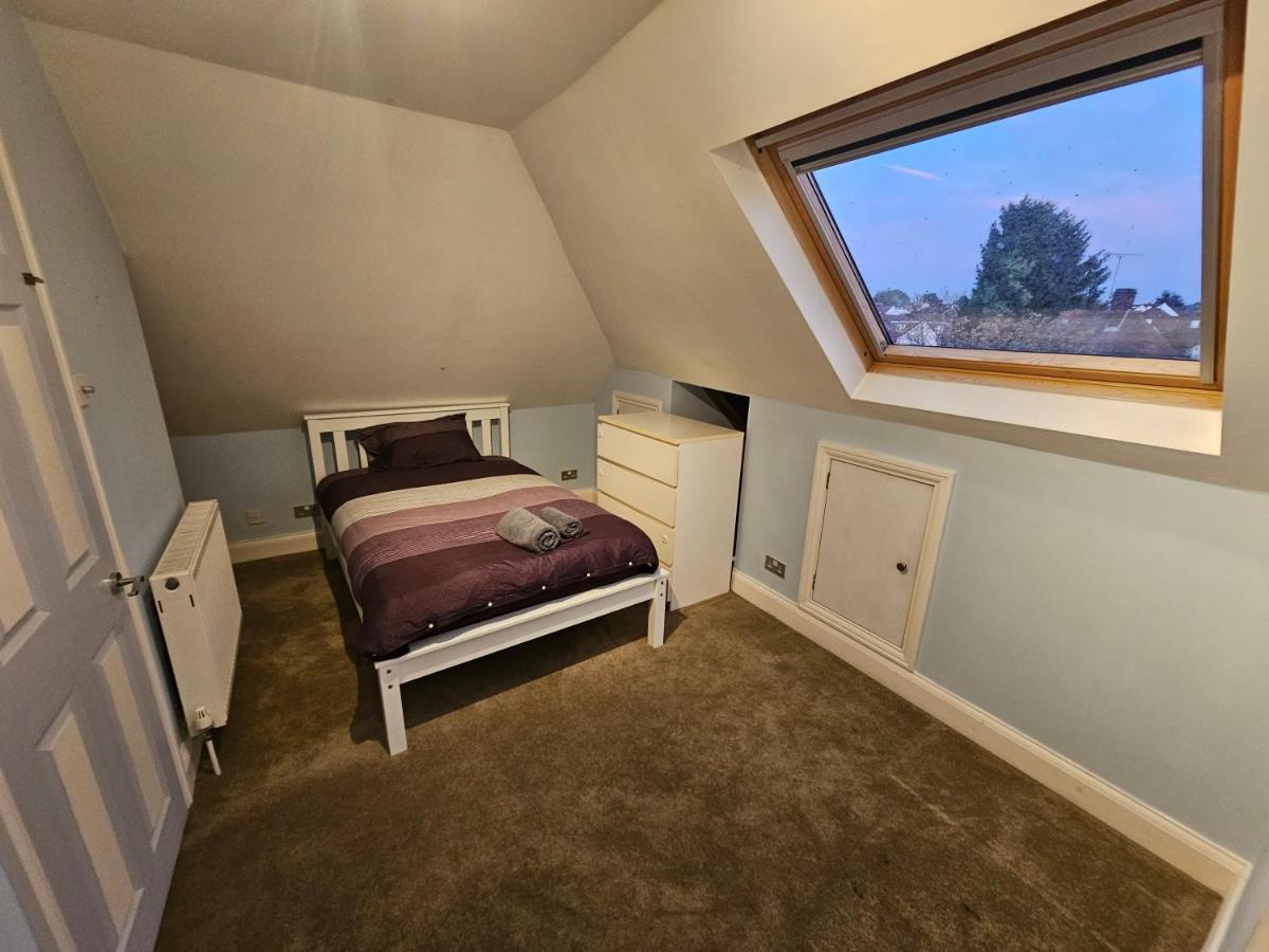 Large 4 Bedrooms Golders * Londra