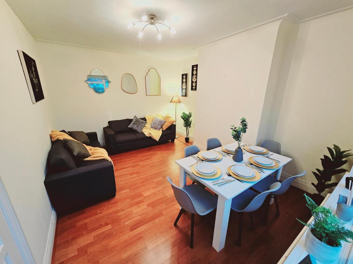 Large 4 Bedrooms Golders Appartamento