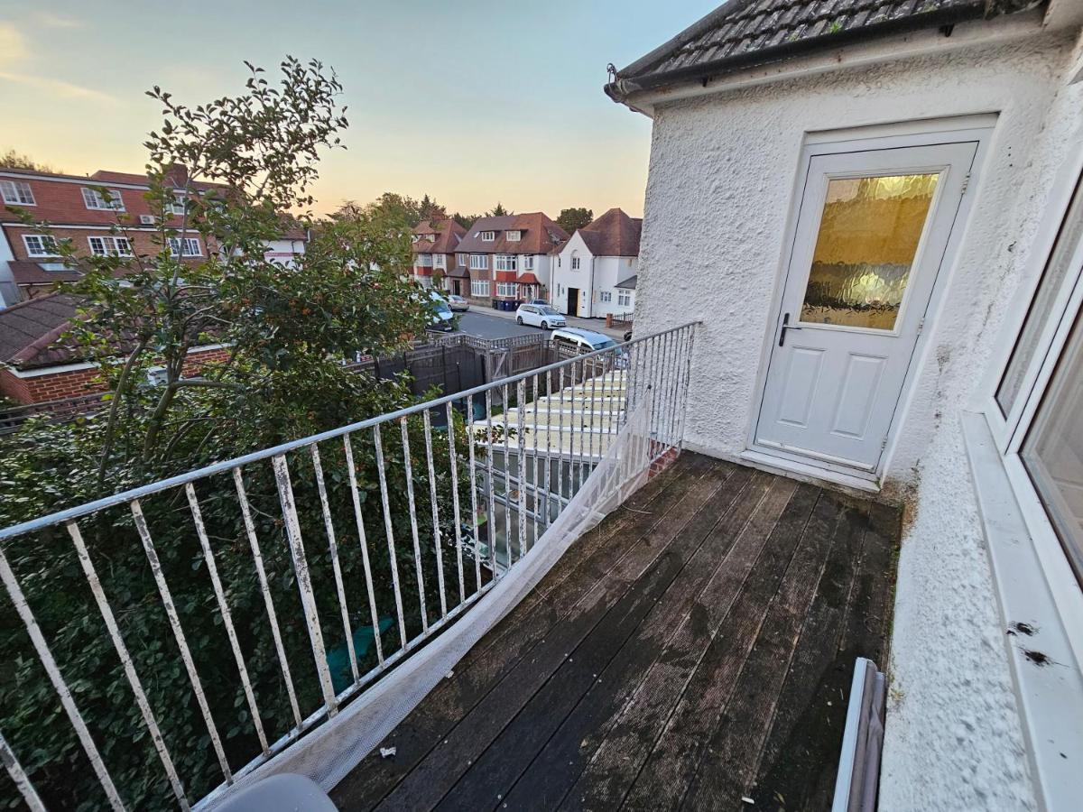 Large 4 Bedrooms Golders * Londra