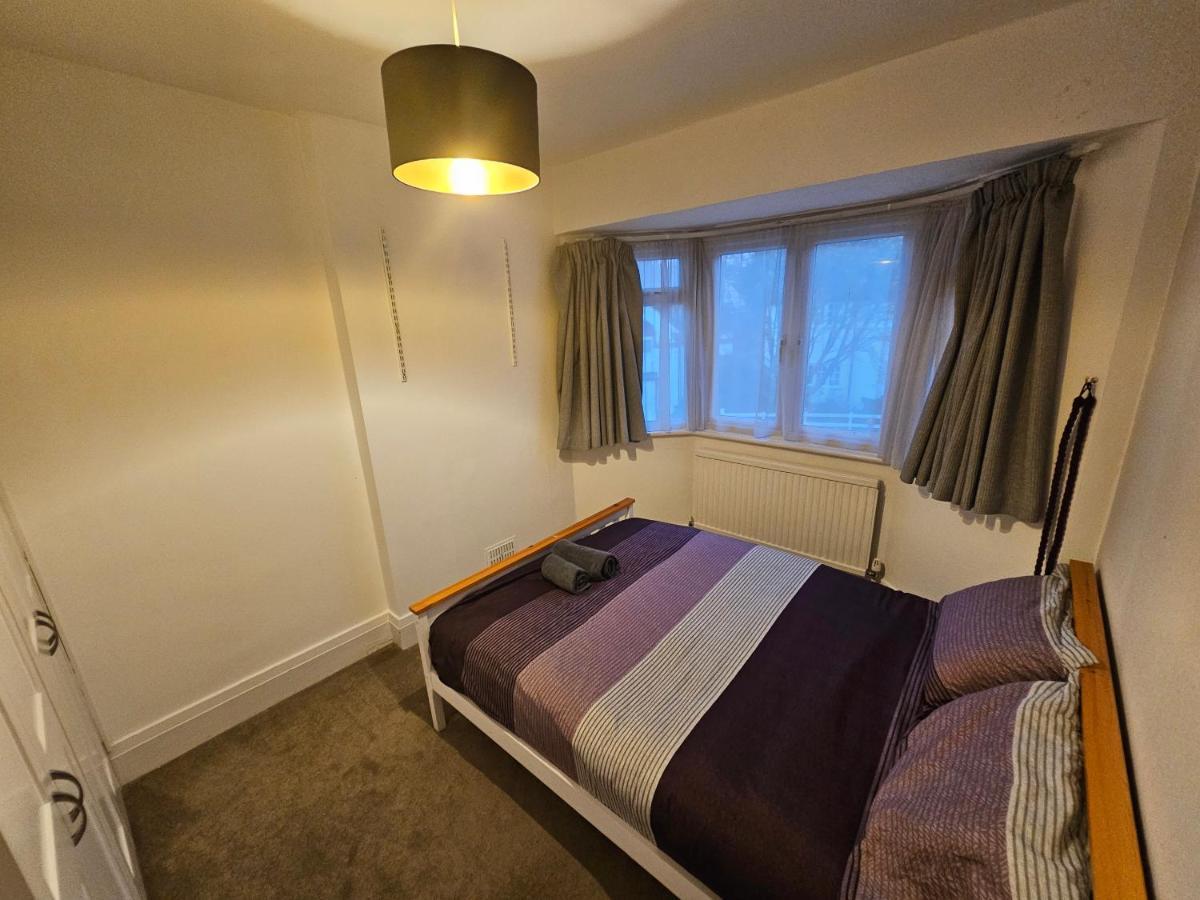 Appartamento Large 4 Bedrooms Golders Londra
