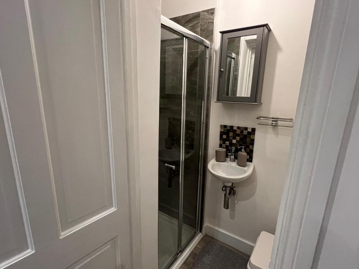 4 Bed House 10 Min Walk To Tube Vakantiehuis Londen