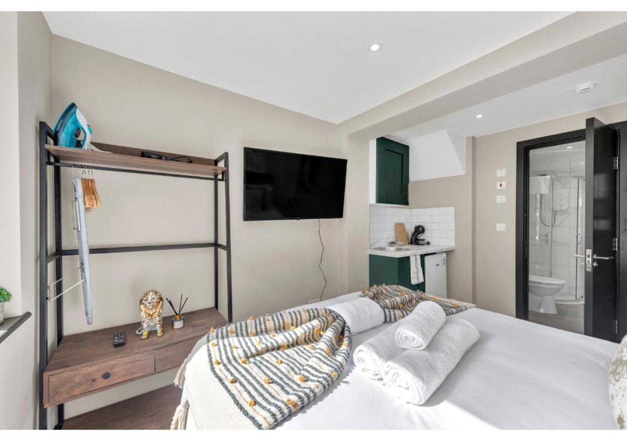 The Ultimate Hangout Spot: Modern Londra
