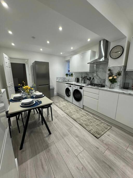 Modern 5 Bed Near Excel -big Ben Holiday home *