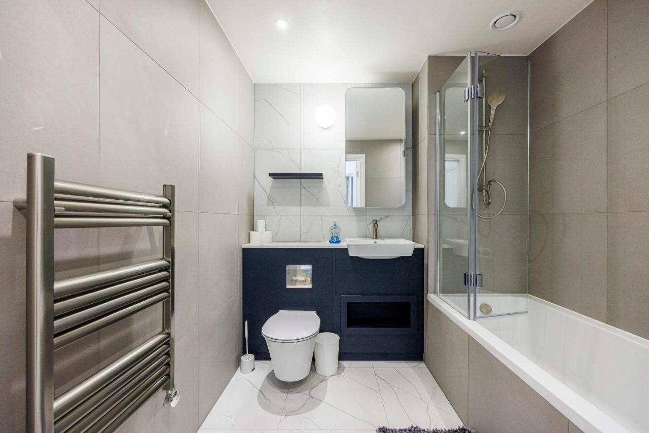 2&3 Bedrooms Near Excel - Modern Spacious For Larger Groups Apartment London