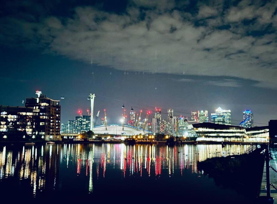 Modern 2br Wpatio & Free Parking, Canning Town Apartment *