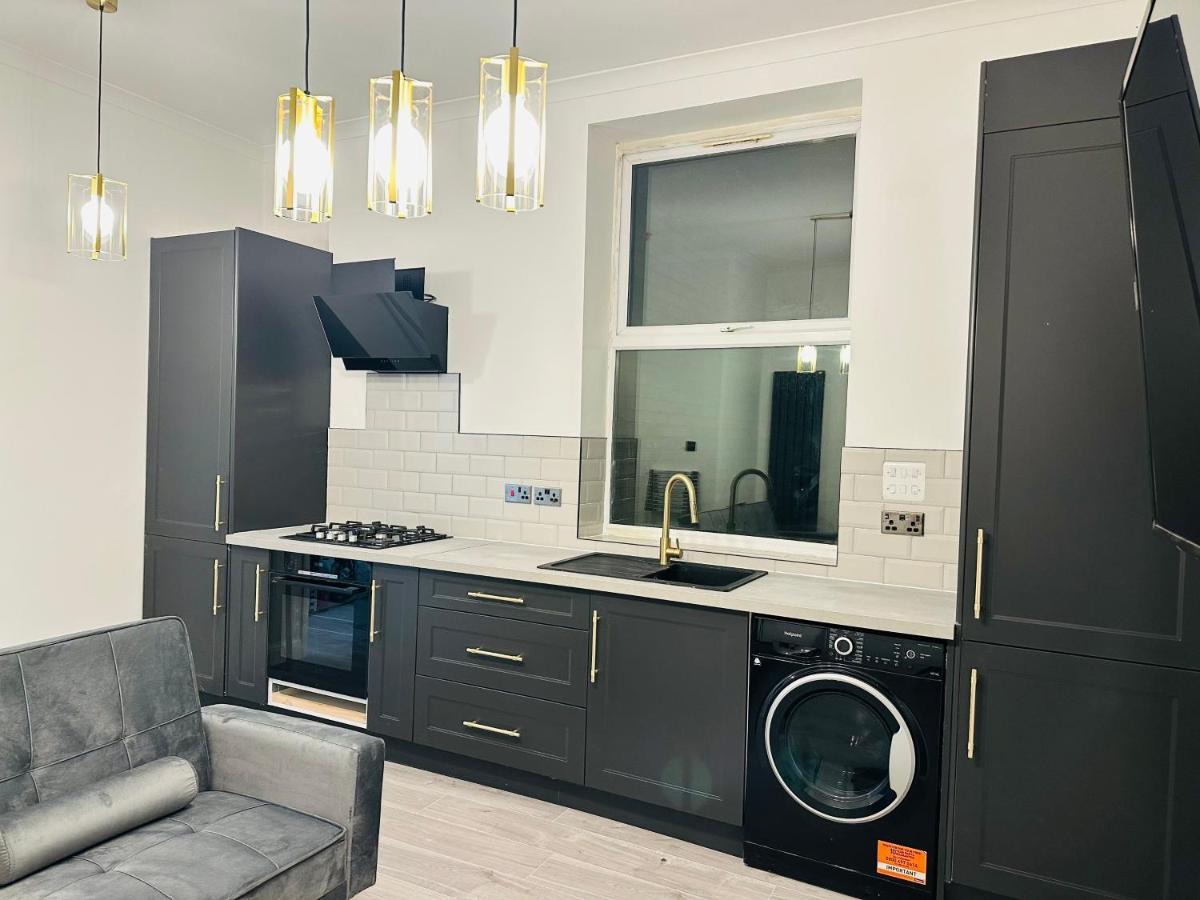 Newly Refurbished 1bedroom 4 Mins Walk To Crystal Palace Station Lägenhet London