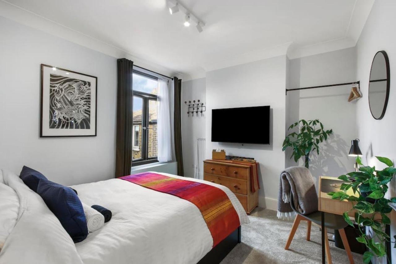 Modern Double Bedroom In 2 Londra