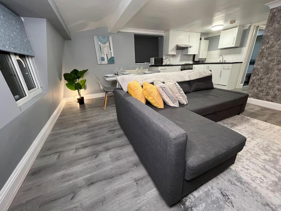 Modern With Stylish Terrace - Your Oasis! Lägenhet London