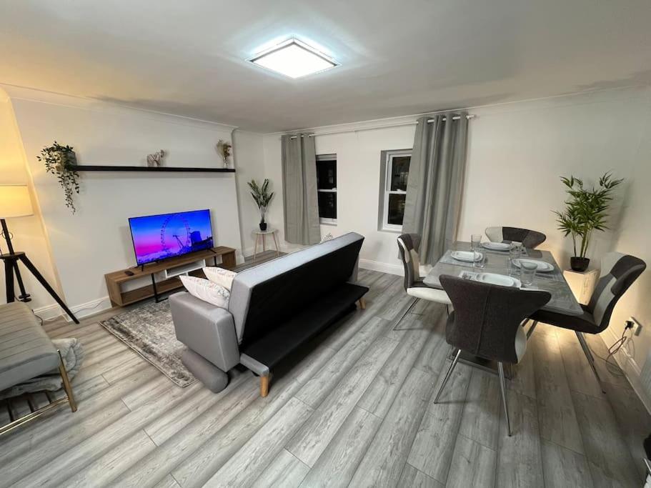 Modern & Stylish Haven In Heart Of Appartamento *