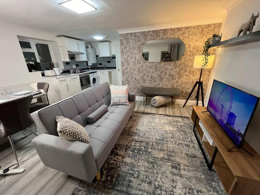 Modern & Stylish Haven In Heart Of Appartamento