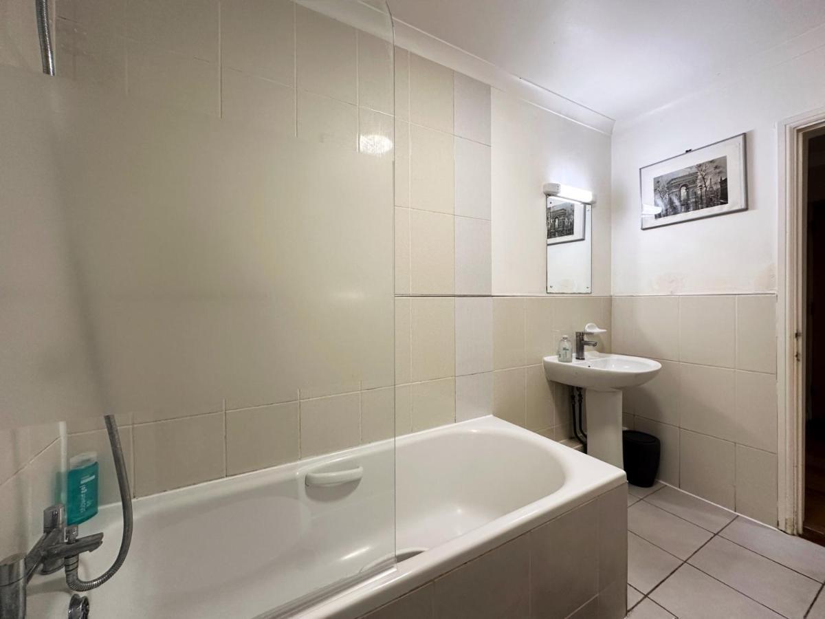 Tina Place In Tower Hill - 2 Double Beds, Max 4 People, Great Location In Apartment *