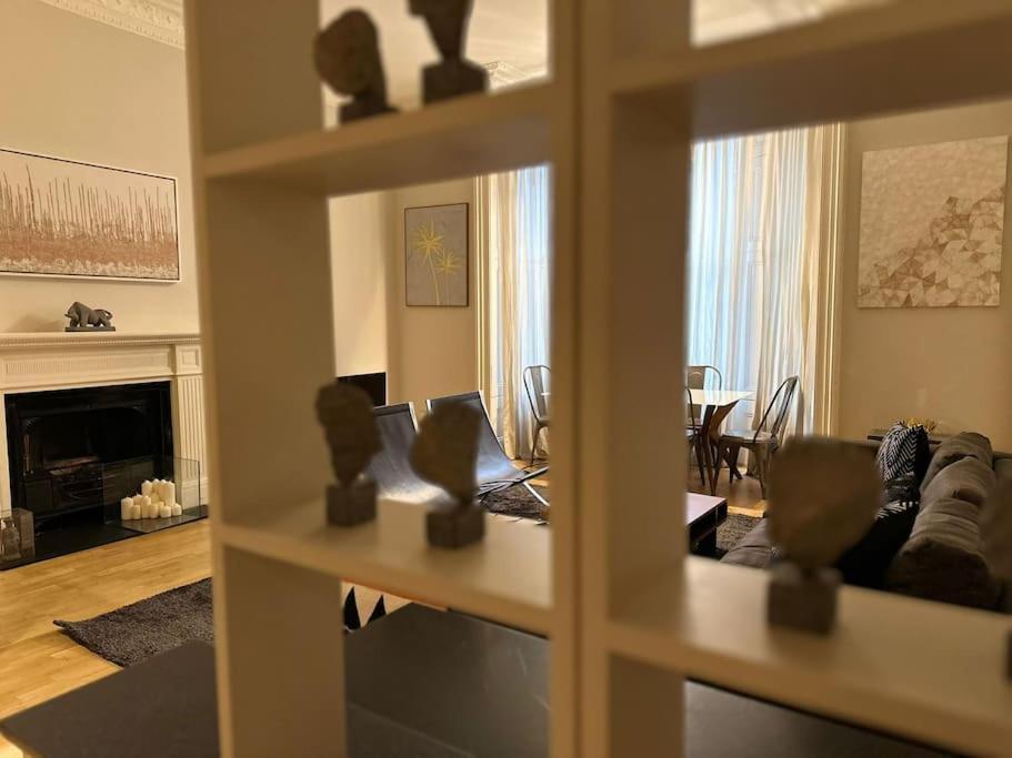 Stunning 2 Bed/2bath Flat In Heart Of Kensington *