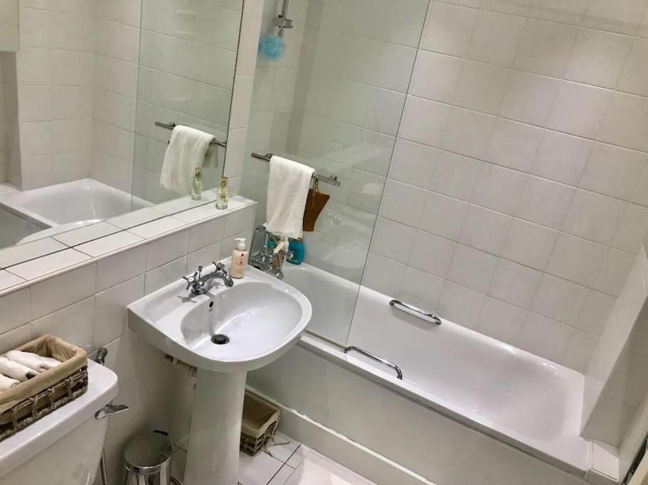 Stunning 2 Bed/2bath Flat In Heart Of Kensington Apartment