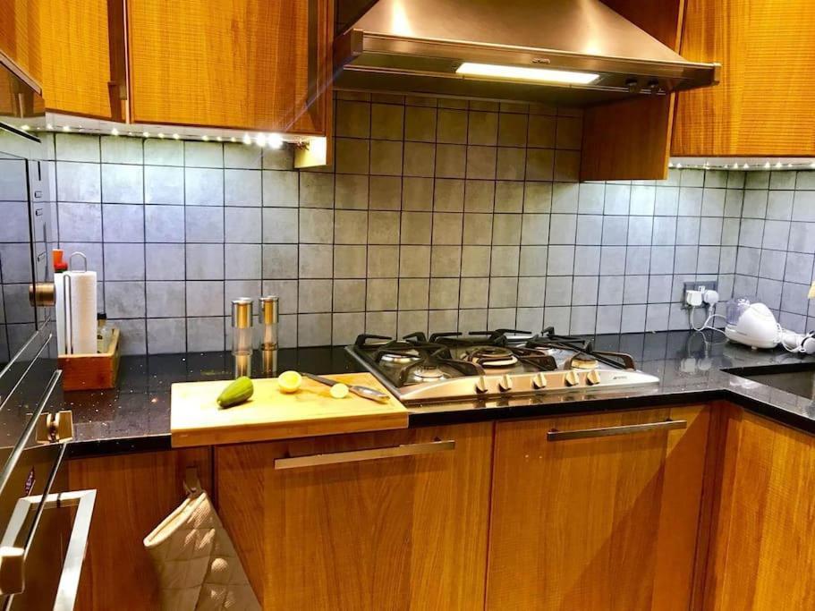 Stunning 2 Bed/2bath Flat In Heart Of Kensington * London