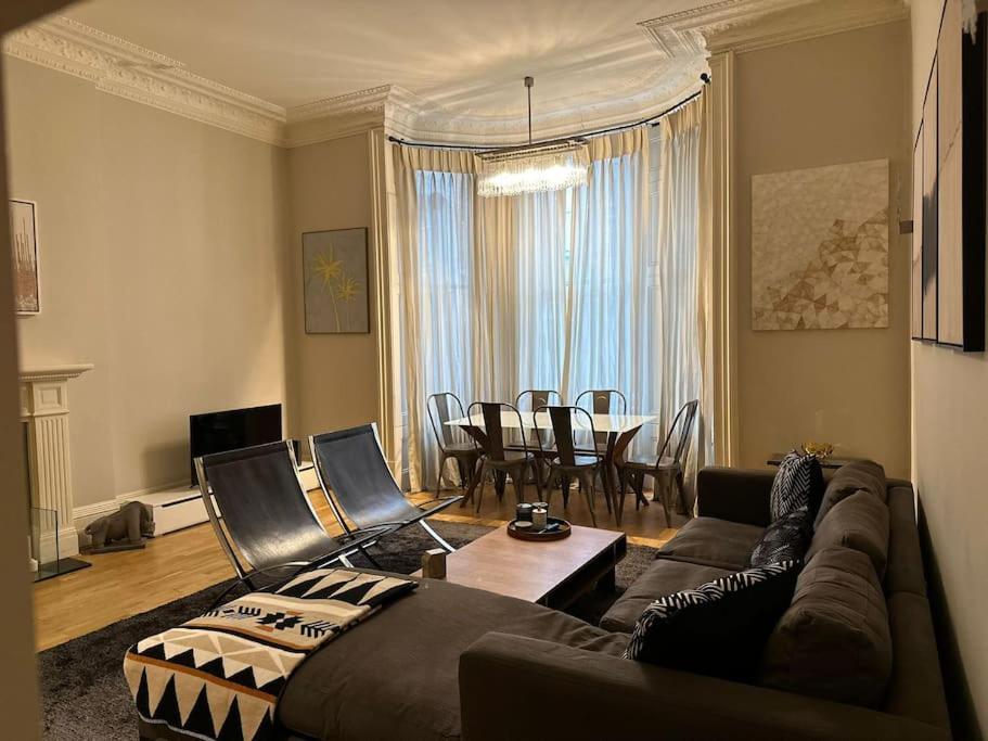 Stunning 2 Bed/2bath Flat In Heart Of Kensington London
