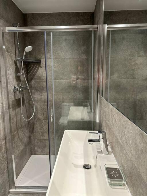 Stunning 2 Bed/2bath Flat In Heart Of Kensington Apartment *