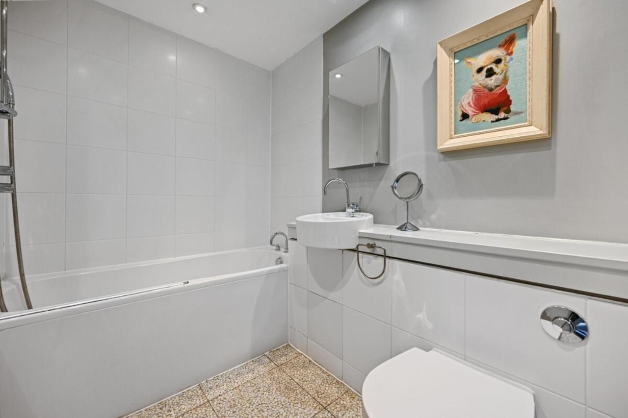 Sleek 2bd Flat Wterrace - 2 Mins From Farringdon! *