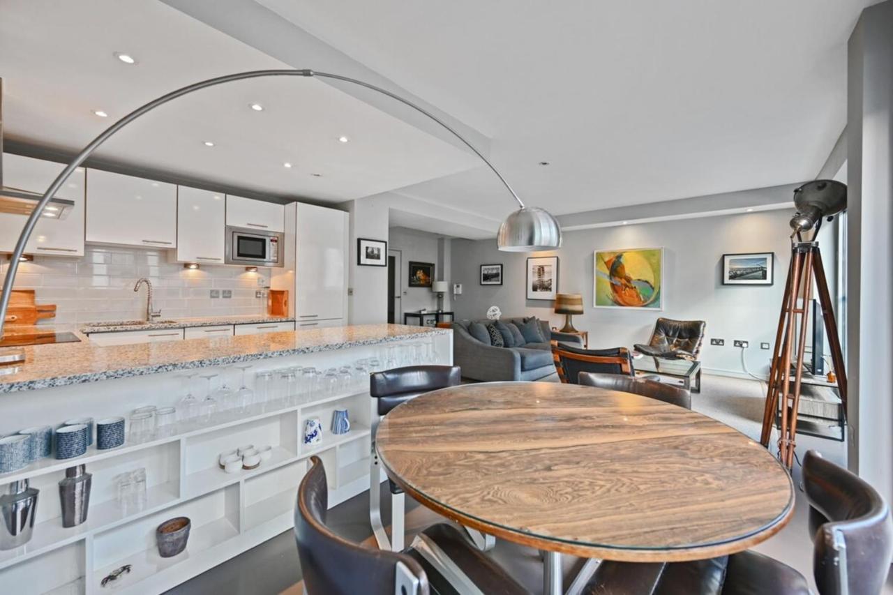 Sleek 2bd Flat Wterrace - 2 Mins From Farringdon! *