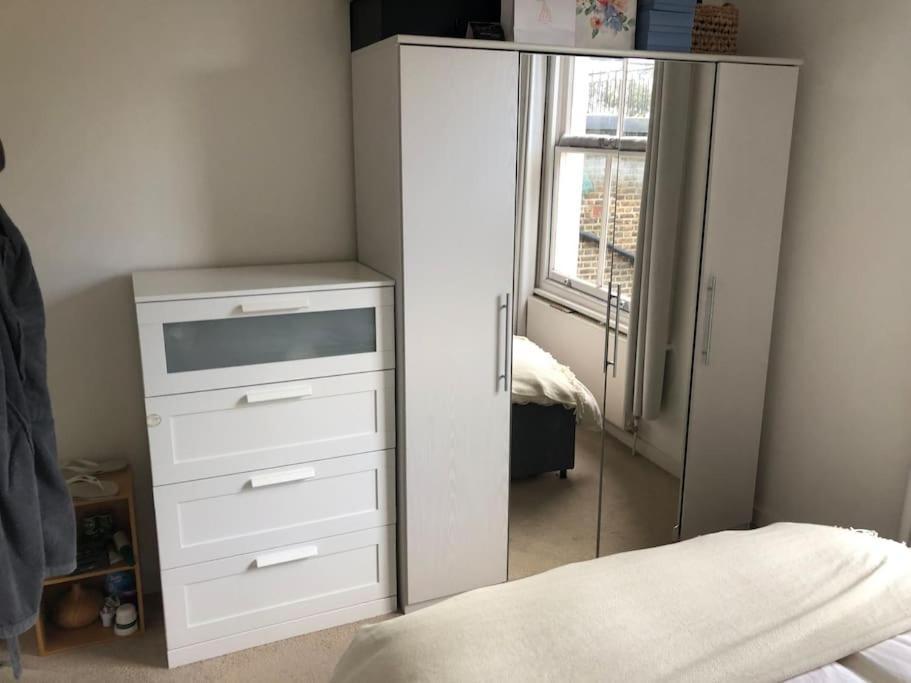 Metropolitan Tranquility: Chic Flat Regent's Park Leilighet London