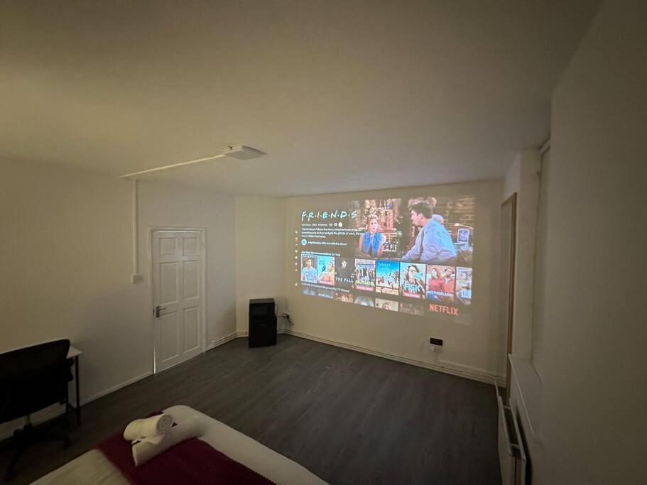 Super Double Bedroom Zone 1 Londen