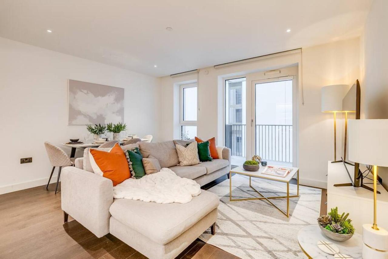 Apartment 2br Hideaway With Balcony Near Westfield Mall *