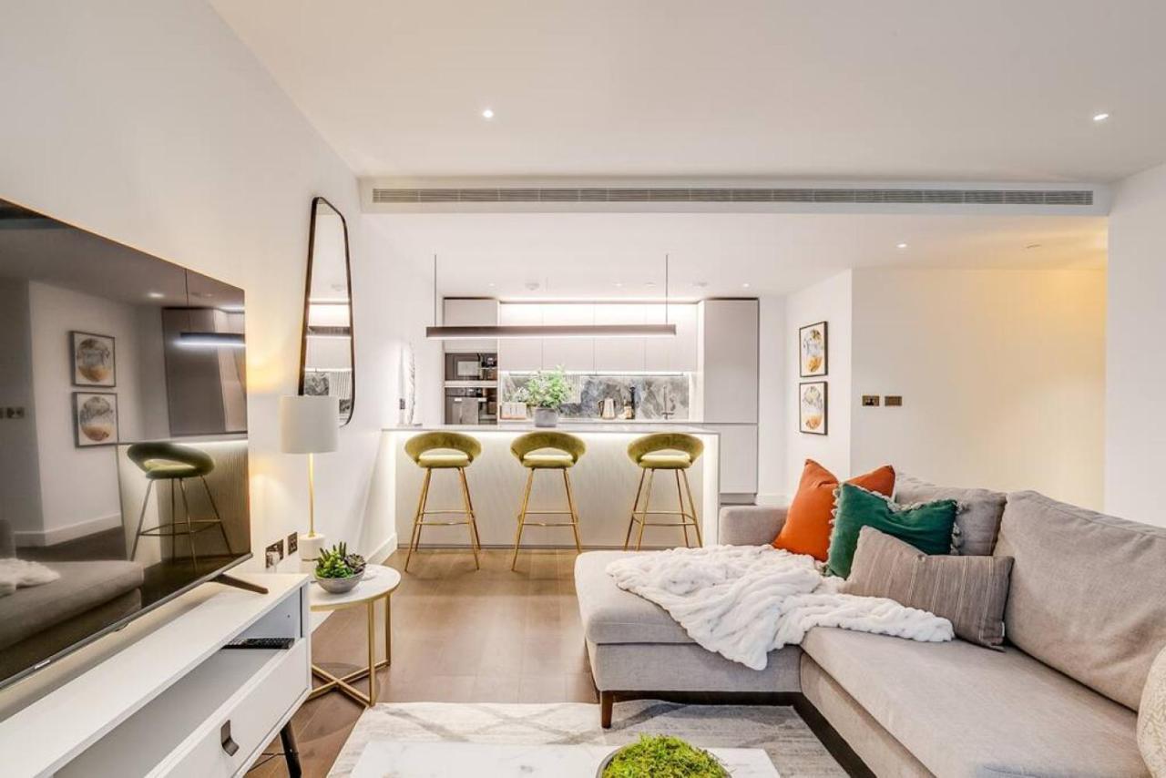 2br Hideaway With Balcony Near Westfield Mall Apartment London