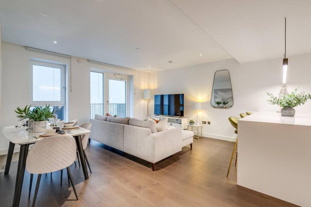 2br Hideaway With Balcony Near Westfield Mall