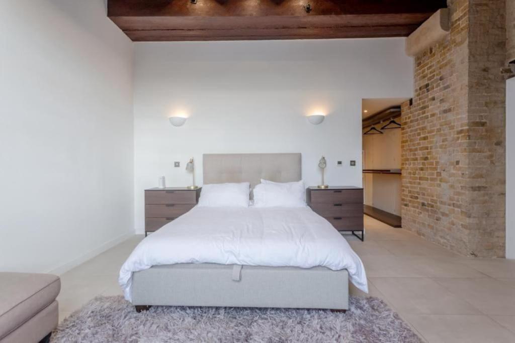 Luxury 1bed In Converted Warehouse Next To Excel Apartment *