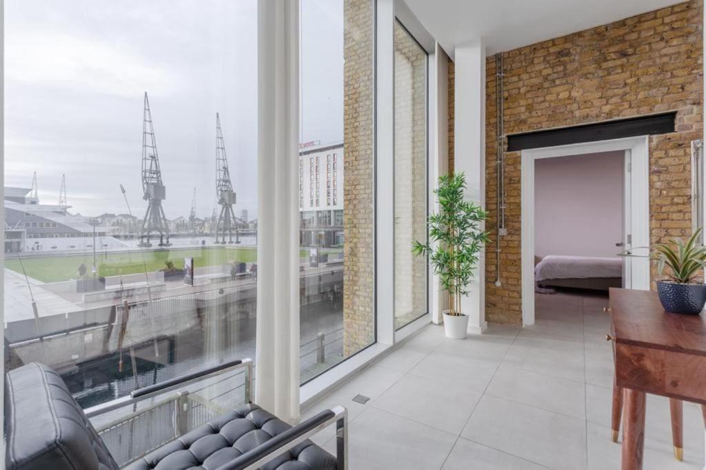 Luxury 1bed In Converted Warehouse Next To Excel Apartment *