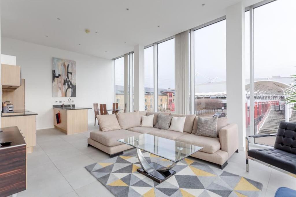 Luxury 1bed In Converted Warehouse Next To Excel Apartment *