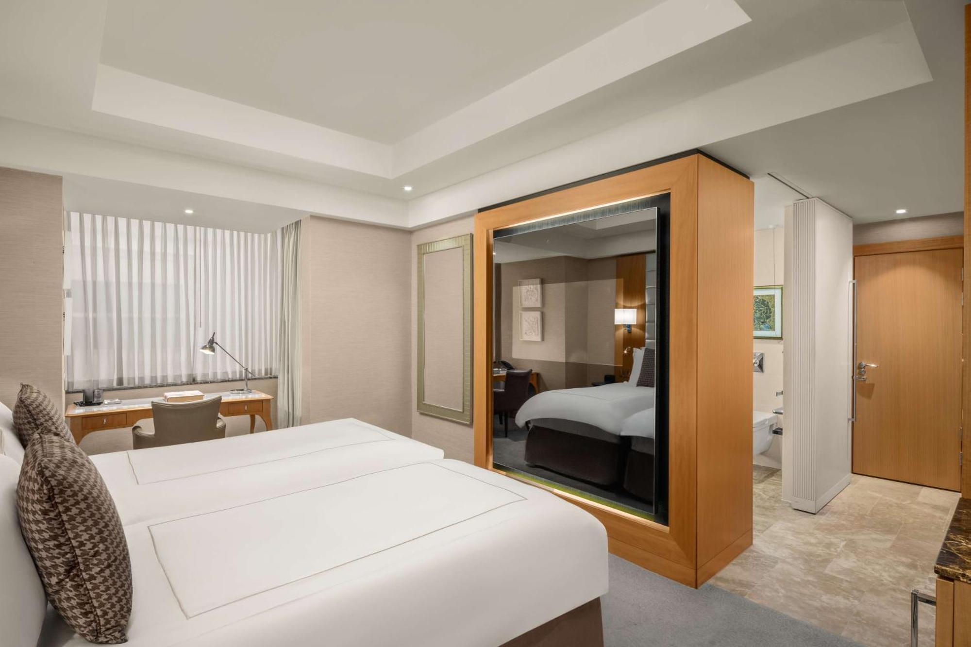 Conrad St Hotel 5*