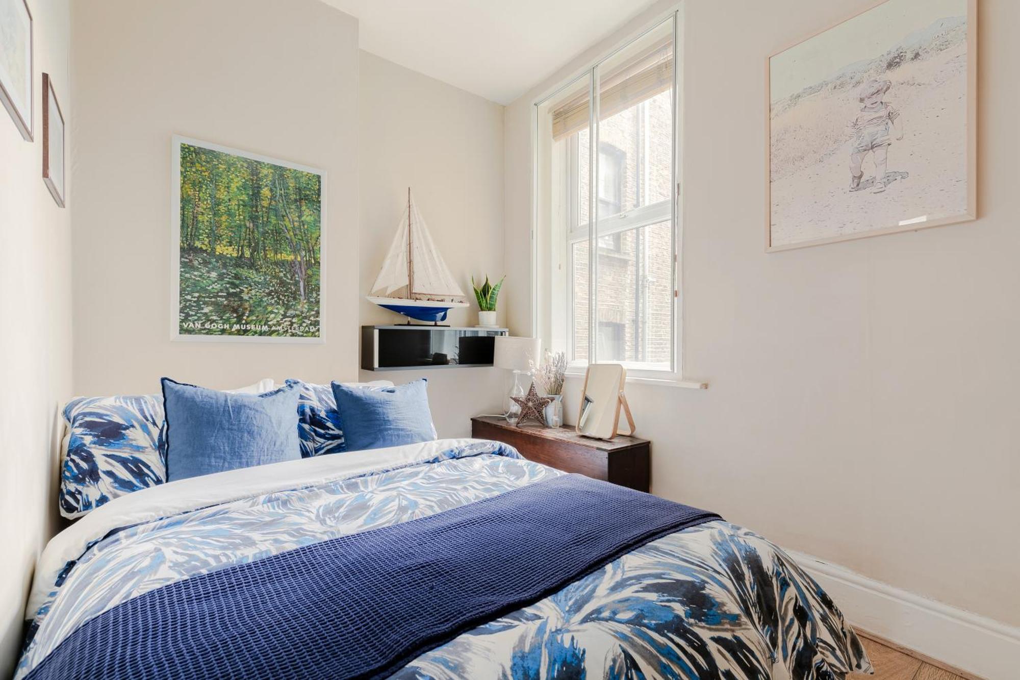 Artistic Pied-a-terre, Steps From The Tube, Moments From London's Heart * Londen
