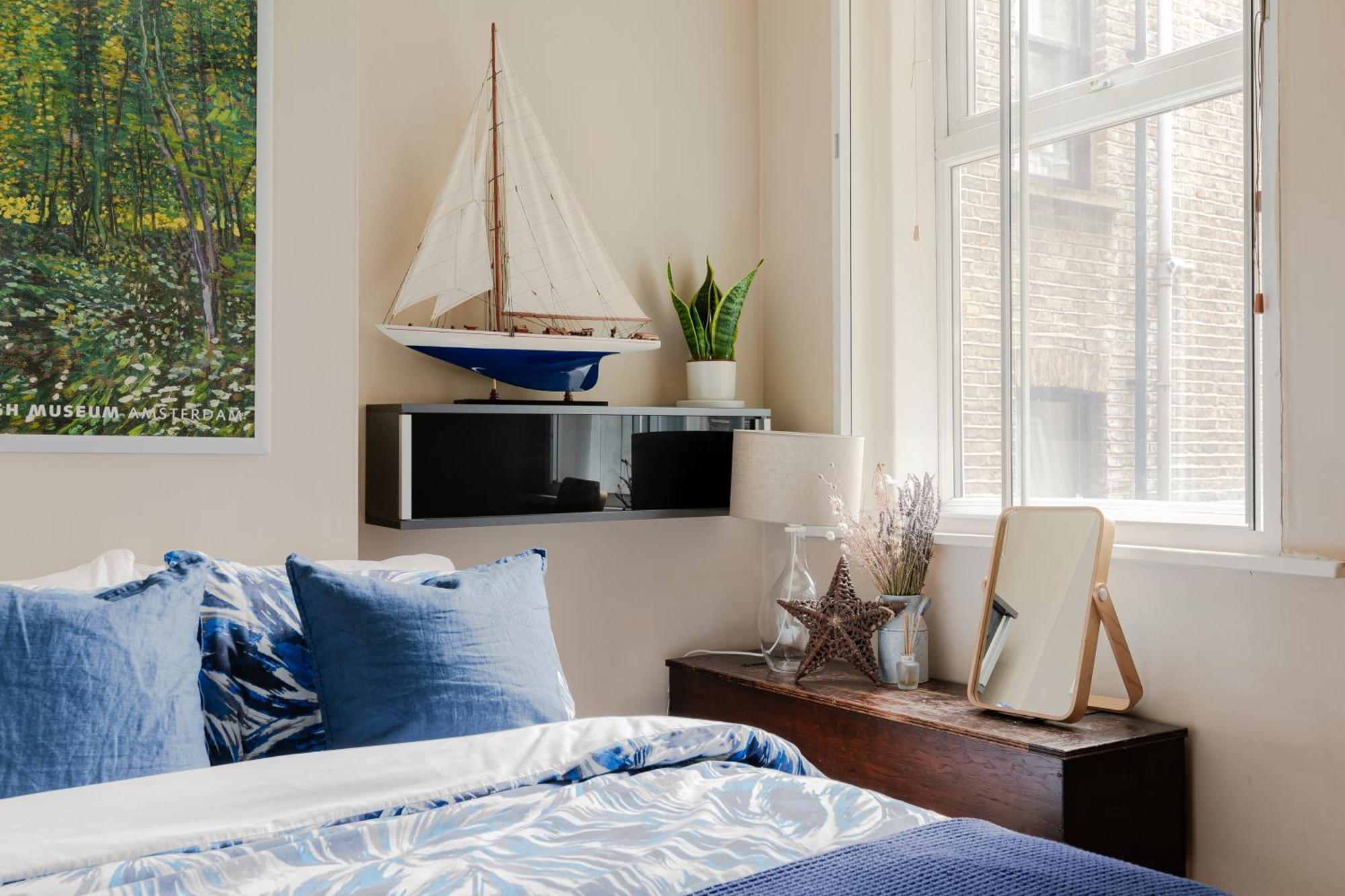 Artistic Pied-a-terre, Steps From The Tube, Moments From London's Heart Londen